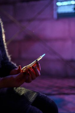 Şırınga siyah kazak giyen bir uyuşturucu bağımlılığı kızıl beyaz beyaz genç kadın elinde yakın - Anksiyete, depresyon ve tehlike hissi