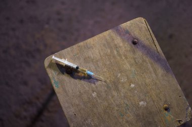 Bir masada dolu şırınga kapma - Anksiyete, depresyon ve tehlike hissi