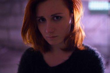 Arka planda şırınga ve haplar ile siyah kazak, etek ve chocker giyen uyuşturucu bağımlılığı kızıl beyaz beyaz genç kadın Yüz portre yakın - Anksiyete, depresyon ve tehlike hissi