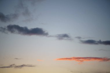 Arka planda bir değirmen ile pembe canlı gün batımı - Yağmurlu bulutlar doğamızın bu güzel manzara sahne devralma