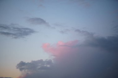 Arka planda bir değirmen ile pembe canlı gün batımı - Yağmurlu bulutlar doğamızın bu güzel manzara sahne devralma