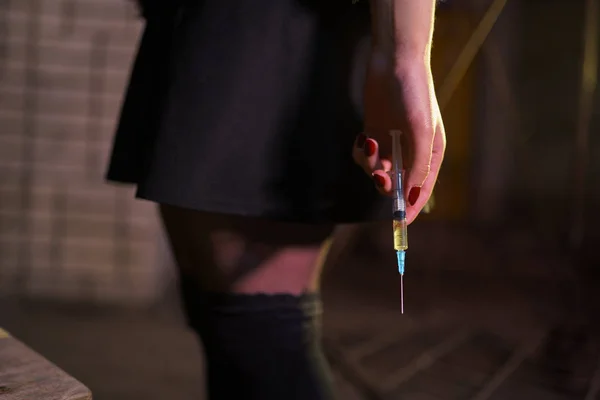 Strzykawka bliska w rękach nałogu narkotykowego rude kaukaski biała młoda kobieta ubrana w czarny sweter, spódnica i Chocker-lęk, depresja i niebezpieczeństwo uczucie — Zdjęcie stockowe