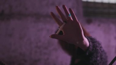 Siyah kazak, etek ve chocker giyen elinde dolu bir şırınga tutan ve tutan uyuşturucu bağımlılığı redhead beyaz beyaz genç kadın protesto