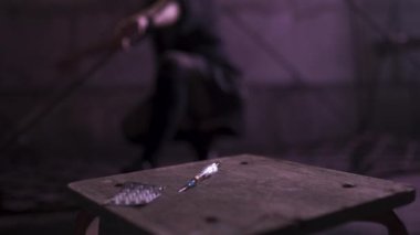 Bir masada Dolu Şırınga ve Pills - Yeraltı gece kulübü parti uyuşturucu bağımlılığı redhead beyaz beyaz genç kadın siyah kazak, etek ve chocker giyen dans - Pills ve tabletler