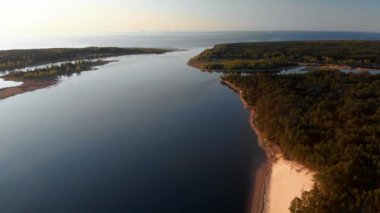 Varnukrogs nehir Lielupe üzerinde Hava Beyaz Kumul - Golden Hour günbatımı yukarıdan üst görünümü - Drone arka planda görünür dökmeyen çam sahil ormanı ile vurdu - Balta Kapa