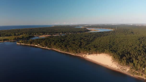 Aerial White Dune na rzece Lielupe w Varnukrogs-Golden Hour zachód słońca widok z góry-Drone strzał z wiecznie sosnowym lesie nadmorskim widoczne w tle-Balta Kapa — Wideo stockowe