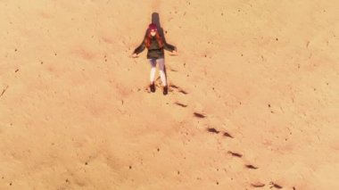 Genç bir kadının anten beyaz pantolon, sweatshort ve ceket giyen Bahar bir nehir plajında Golden Hour sırasında gün batımı sahiptir - Kafkas beyaz kız mutlu bir gezgin