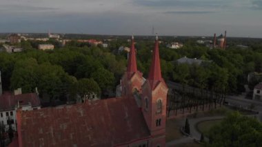 Martins Ev - Riga, Golden Hour günbatımı sırasında Avrupa başkenti güzel kilisenin havadan üst görünümü. Lutheran