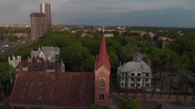 Martins Ev - Riga, Golden Hour günbatımı sırasında Avrupa başkenti güzel kilisenin havadan üst görünümü. Lutheran
