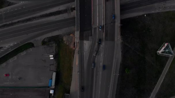 Puente de carretera aérea vista superior con camión y coche pasando comprar durante la puesta del sol Golden Hour en Riga, Letonia Primavera 2019 — Vídeos de Stock