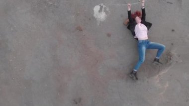 Bir ceket ile mavi kot pantolon ve pembe t-shirt giyen bayrak gösteren aktris gibi hareket Chained kapana kısılmış kadın kavramı Anten - Kafkas beyaz kızıl kız - Yukarıdan üstten görünümü