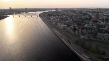 Avrupa'nın başkenti Riga, Letonya'nın 2019 baharında havadan gün batımı görüntüleri - Daugava Nehri ve köprüler arka planda görülüyor