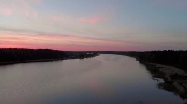 Jurmala, Letonya İlkbahar 2019'da Jurmala'daki Lielupe Nehri üzerinde havadan görünümü kıpkırmızı mor ve pembe gökyüzüyle gün doğumu sırasında uçar - Güneş zar zor gösteriliyor