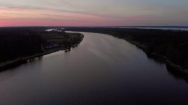 Jurmala, Letonya İlkbahar 2019'da Jurmala'daki Lielupe Nehri üzerinde havadan görünümü kıpkırmızı mor ve pembe gökyüzüyle gün doğumu sırasında uçar - Güneş zar zor gösteriliyor