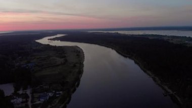 Jurmala, Letonya İlkbahar 2019'da Jurmala'daki Lielupe Nehri üzerinde havadan görünümü kıpkırmızı mor ve pembe gökyüzüyle gün doğumu sırasında uçar - Güneş zar zor gösteriliyor