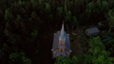 Golden Hour gün batımı sırasında Jurmala güzel kilisenin havadan üst görünümü - Sala Sv. Janis ev. Lutheran