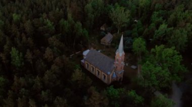 Golden Hour gün batımı sırasında Jurmala güzel kilisenin havadan üst görünümü - Sala Sv. Janis ev. Lutheran