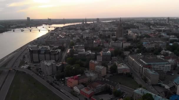 2019年春にヨーロッパの首都リガ、ラトビアの空中夕日のショット - ダウガ川と橋が背景に見られます — ストック動画