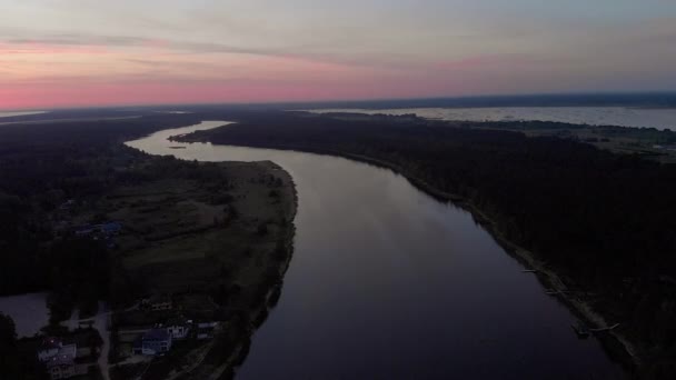 Vue aérienne du dessus surplombant la rivière Lielupe à Jurmala, Lettonie Printemps 2019 au lever du soleil avec un ciel violet et rose pourpre - Soleil à peine visible — Video