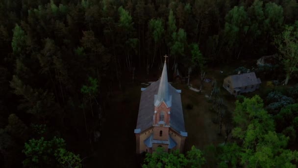 Antenn topputsikt över vackra kyrkan i Jurmala under Golden Hour Sunset-Sala sv. Janis ev. Lutheran — Stockvideo