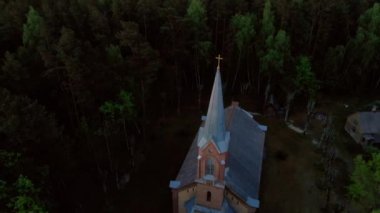 Golden Hour gün batımı sırasında Jurmala güzel kilisenin havadan üst görünümü - Sala Sv. Janis ev. Lutheran