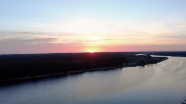 Jurmala, Letonya İlkbahar 2019'da Jurmala'daki Lielupe Nehri üzerinde havadan görünümü kıpkırmızı mor ve pembe gökyüzüyle gün doğumu sırasında uçar - Güneş zar zor gösteriliyor