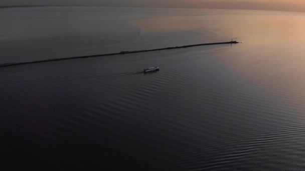 Siga iate navio branco - Pôr-do-sol aéreo vista do farol superior com navios em segundo plano - cenário de paisagem de pôr-do-sol quente durante a hora dourada — Vídeo de Stock