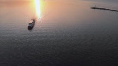 Beyaz gemi yat izleyin - Arka planda gemilerle havadan günbatımı üst Deniz Feneri görünümü - Golden Hour sırasında sıcak batan güneş manzara sahne