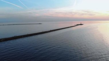 Arka planda gemilerle havadan günbatımı üst Deniz Feneri görünümü - Golden Hour sırasında sıcak batan güneş manzara sahne - River Daugava Mangalsala, Letonya Baltık Denizi körfezi katılmadan