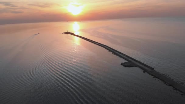 Top tramonto aereo Vista faro con le navi sullo sfondo - Caldo tramonto paesaggio del sole durante Golden Hour - fiume Daugava unisce golfo del Mar Baltico a Mangalsala, Lettonia — Video Stock