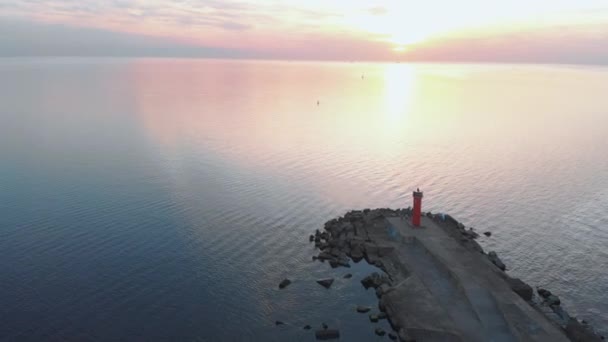 Vista aérea del faro con barcos en el fondo - Paisaje cálido durante la Hora Dorada - Río Daugava uniéndose al golfo del Mar Báltico en Mangalsala, Letonia — Vídeo de stock