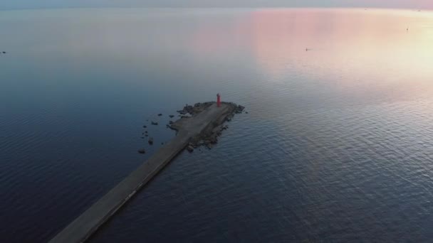 Antenn Sunset Top fyr utsikt med fartyg i bakgrunden-varm miljö sol landskap under gyllene timmen-floden Daugava gå med i Östersjö viken i Mangalsala, Lettland — Stockvideo