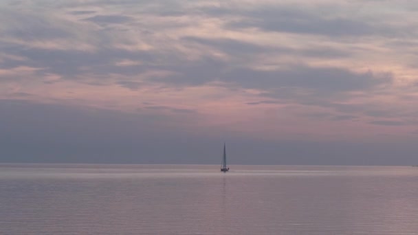 Malá jachta, která plavala podél řeky Daugava maják během západu slunce nebo východu slunce, krajina s krémovou krajinou-v barvách Zephyr