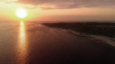 Çok az bulutlar ve sıcak alacakaranlık ile Hava Feneri epik sinematik çekim - Nehir üzerinde Drone görünümü Baltık Denizi körfezi girer - Pürüzsüz profesyonel nd filtre hareketi