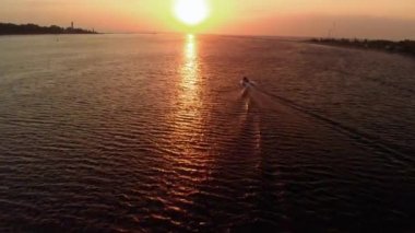 Takip tekne gemi - Hava Feneri epik sinematik çok az bulutlar ve sıcak alacakaranlık ile vurdu - Nehir üzerinde Drone görünümü Baltık Denizi körfezi girer - Pürüzsüz profesyonel nd filtre hareketi