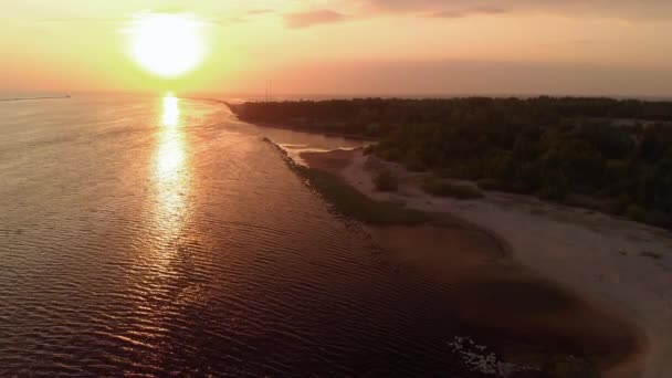Çok az bulutlar ve sıcak alacakaranlık ile Hava Feneri epik sinematik çekim - Nehir üzerinde Drone görünümü Baltık Denizi körfezi girer - Pürüzsüz profesyonel nd filtre hareketi — Stok video