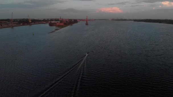 Port River λιμάνι με εναέρια θέα από πάνω ζωντανό ηλιοβασίλεμα ή Ανατολή ηλίου με ωραία γαλαζοπράσινο και πορτοκαλί χρώματα-όμορφο τοπίο τοπίου με επαγγελματική κινηματογραφική κίνηση κάμερας χρησιμοποιώντας το φίλτρο ND — Αρχείο Βίντεο