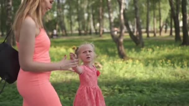 Šťastná matka si zahrává se svou malou holčičkou dcerou a baví se-mladá Kavkazská bílá matka nosí letní zářivě ostré barevné šaty-Happinnessova rodinná koncepce — Stock video
