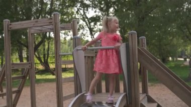 Mutlu anne onun küçük bebek kız kızı ile oynarken ve eğlenmek - Genç kafkas beyaz anne yaz parlak canlı renk elbise giyiyor - Happinness aile konsepti