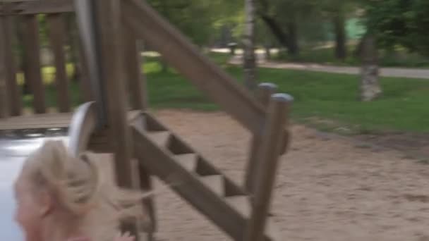 Szczęśliwy matka gra z jej mały dziecko dziewczyna córka i mający zabawa-młody kaukaski biały Mamo noszenie lato jasny żywy kolor sukienka-Happinness rodzina pojęcie — Wideo stockowe