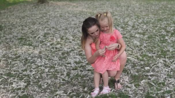 Ευτυχισμένη μητέρα παίζει με το μικρό κοριτσάκι κόρη της και να διασκεδάζουν-νέος Καυκάσιος λευκή μαμά φορώντας το καλοκαίρι φωτεινό ζωντανό χρώμα φόρεμα-ευτυχία οικογενειακή ιδέα — Αρχείο Βίντεο