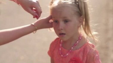 Mutlu anne onun küçük bebek kız kızı ile oynarken ve eğlenmek - Genç kafkas beyaz anne yaz parlak canlı renk elbise giyiyor - Happinness aile konsepti