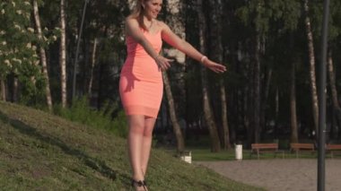 Mutlu anne onun küçük bebek kız kızı ile oynarken ve eğlenmek - Genç kafkas beyaz anne yaz parlak canlı renk elbise giyiyor - Happinness aile konsepti