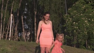 Mutlu anne onun küçük bebek kız kızı ile oynarken ve eğlenmek - Genç kafkas beyaz anne yaz parlak canlı renk elbise giyiyor - Happinness aile konsepti