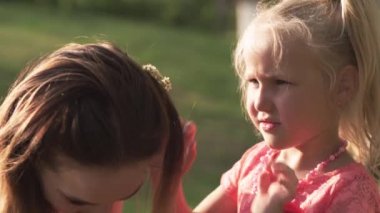 Mutlu anne onun küçük bebek kız kızı ile oynarken ve eğlenmek - Genç kafkas beyaz anne yaz parlak canlı renk elbise giyiyor - Happinness aile konsepti