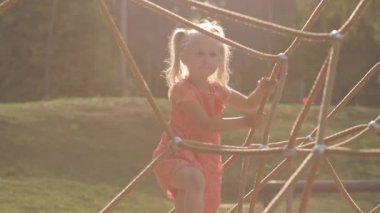 Mutlu anne onun küçük bebek kız kızı ile oynarken ve eğlenmek - Genç kafkas beyaz anne yaz parlak canlı renk elbise giyiyor - Happinness aile konsepti