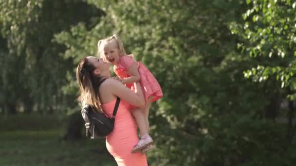 Feliz madre jugando con su hija pequeña niña y divertirse - Joven madre blanca caucásica usando vestido de color vivo brillante verano - Concepto de familia felicidad — Vídeo de stock