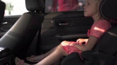 Yaz parlak canlı renk elbise giyen anne ve kızı genç kafkas beyaz anne ile emniyet kemeri bağlamak çocuk oto koltuğu
