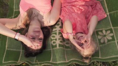 Üst görüş açısı - Mutlu anne onun küçük bebek kız kızı ile oynarken ve eğlenmek - Genç beyaz anne yaz parlak canlı renk elbise giyiyor - Happinness aile konsepti