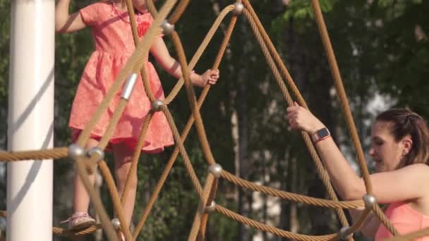 Šťastná matka si zahrává se svou malou holčičkou dcerou a baví se-mladá Kavkazská bílá matka nosí letní zářivě ostré barevné šaty-Happinnessova rodinná koncepce — Stock video